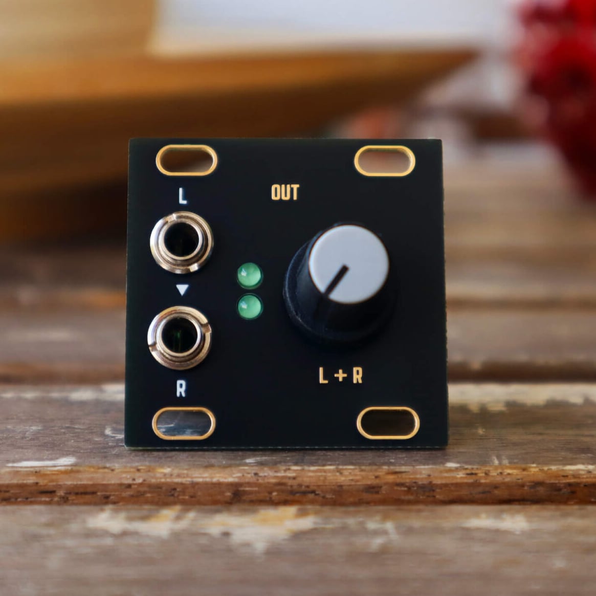 Stereo Line Out 1U - Black & Gold Panel